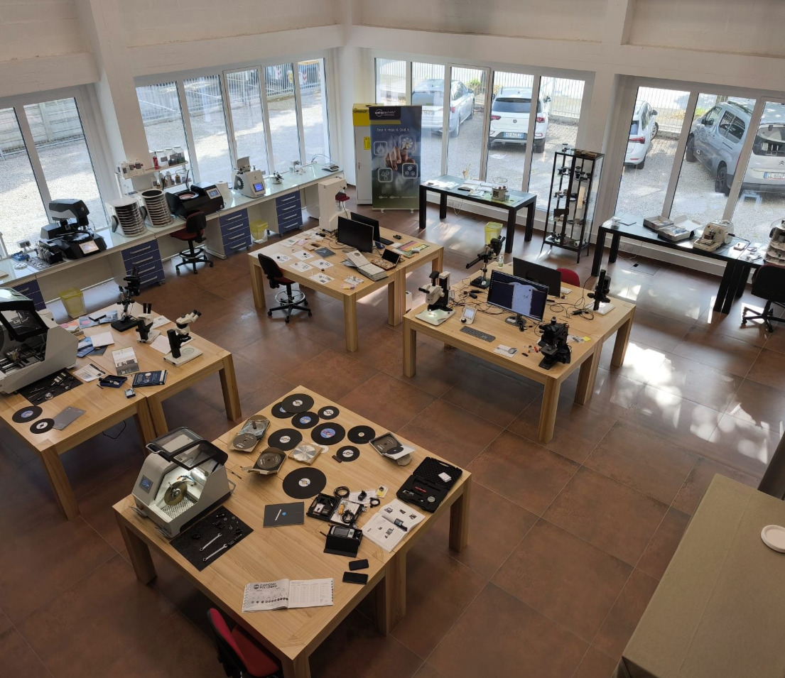 Vista della sala dimostrativa Tecnolabor con strumenti e macchinari esposti